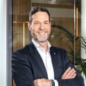 Portretfoto van Marc Pluijmakers