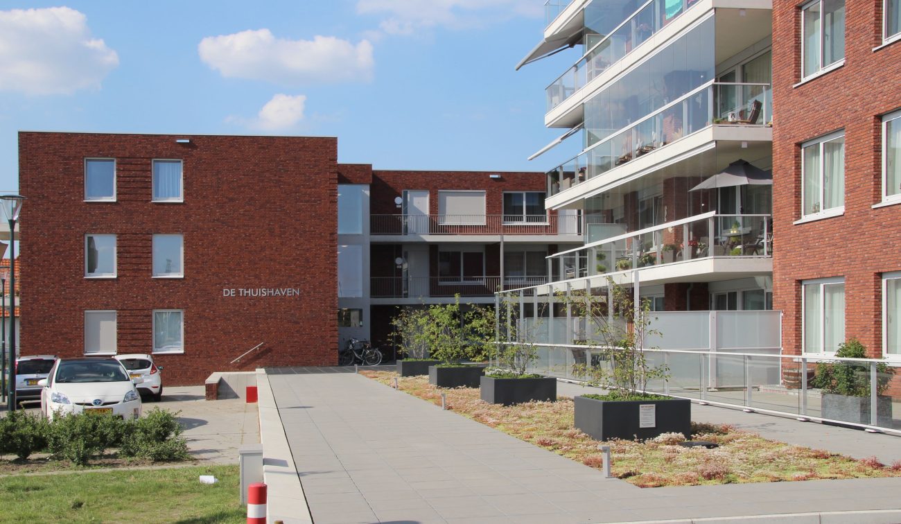 Ingang van het nieuwbouwcomplex op het HIVA-terrein in Son, onderdeel van het moderne appartementenproject aan het water.
