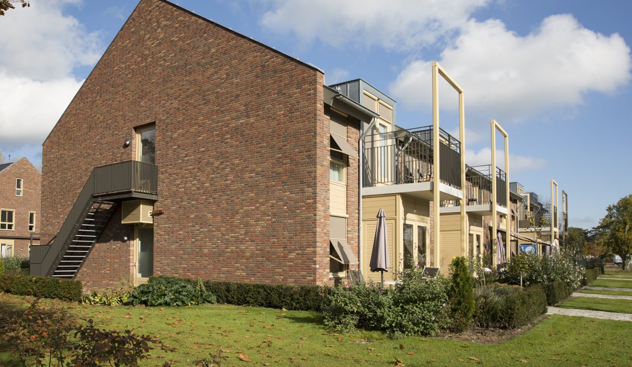 Zijaanzicht van de andere zijde van de nieuwbouw van zorgwoningen bij Providentia in Sterksel