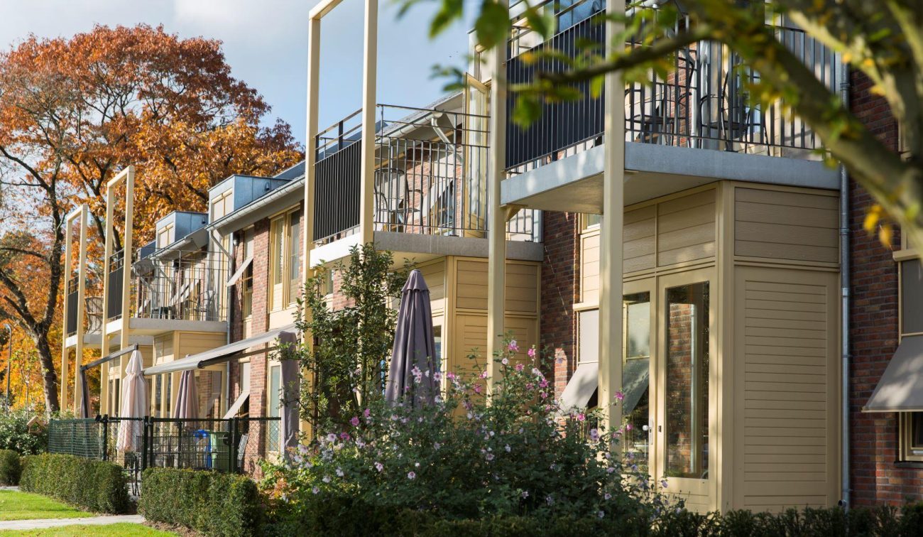 Zijaanzicht van de nieuwbouw van zorgwoningen bij Providentia in Sterksel