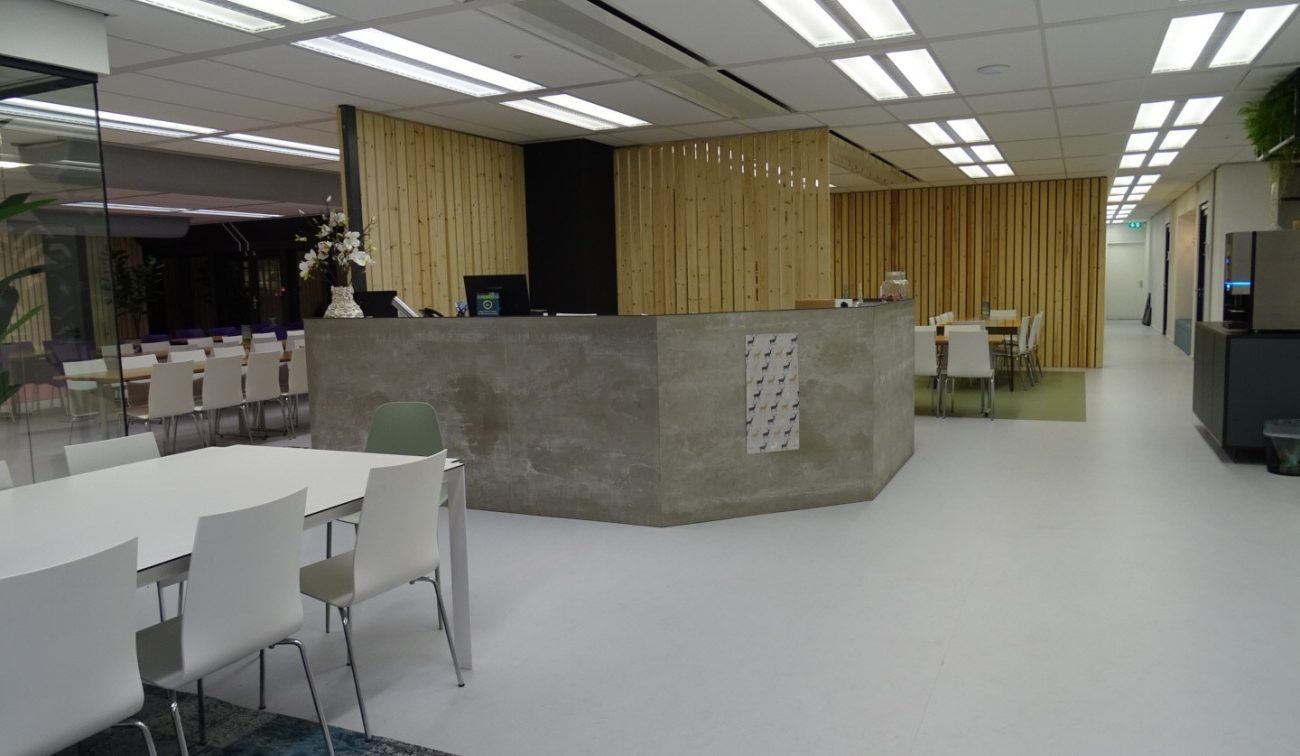 Renovatie Meeting Plaza Hoog Catharijne Utrecht: betonbalie, houten lamellen en strakke verlichting