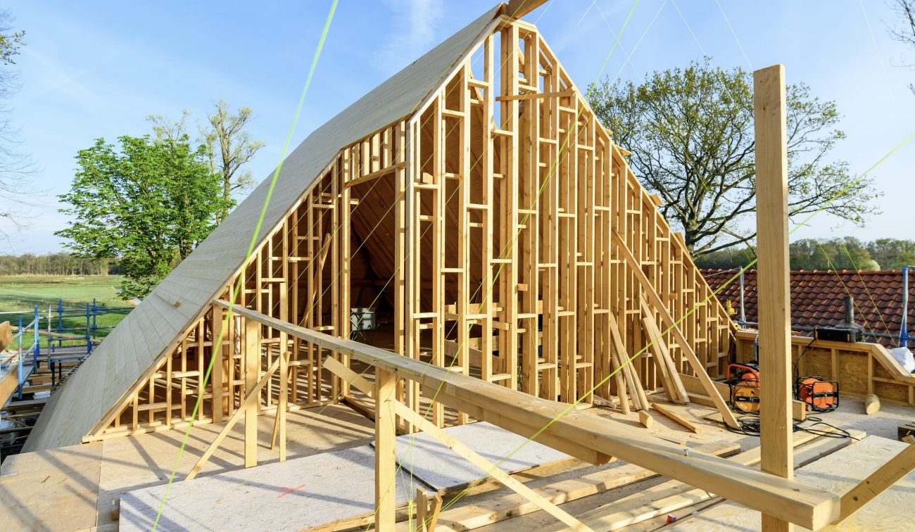 Ruwbouw Naardermeer: houtskelet dakconstructie met spanten, schoorlijnen en platen in montage
