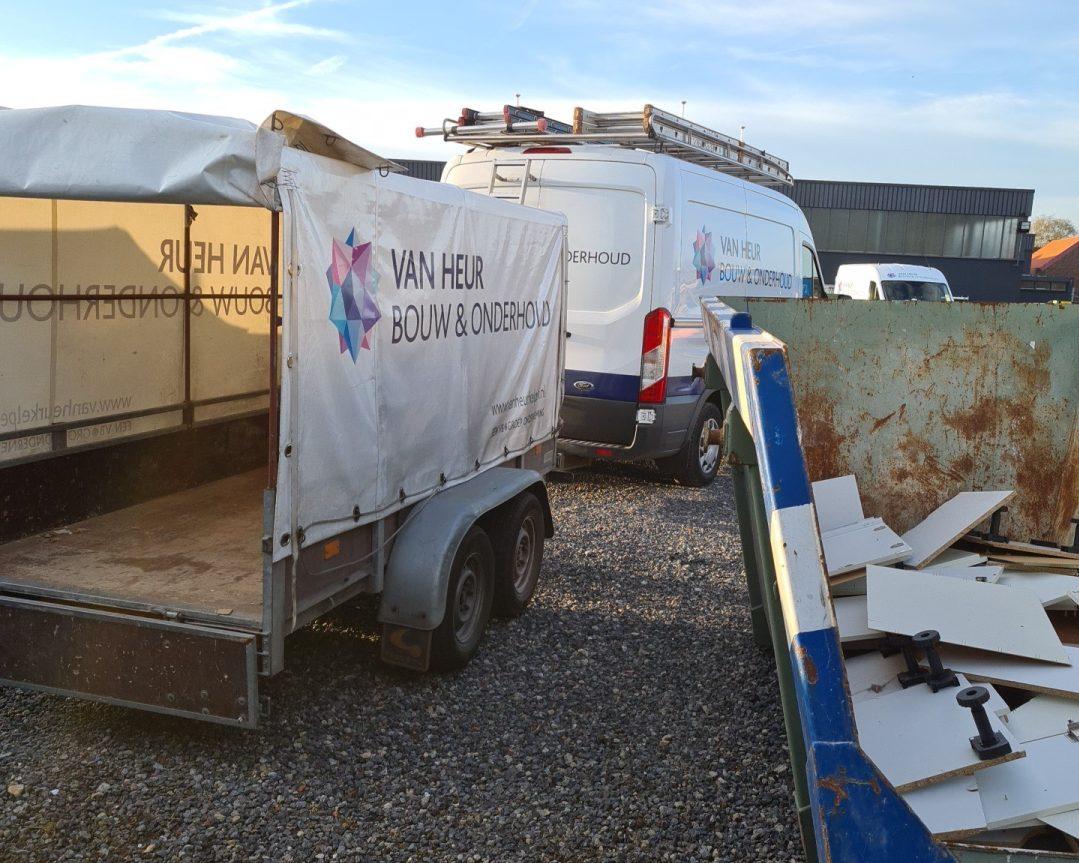 Aanhanger en bedrijfsbus van Van Heur Bouw & Onderhoud naast container met bouwafval