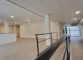 Transformatie en renovatie voormalig hotel Born – licht open interieur met hellingbaan, kolommen en daglicht