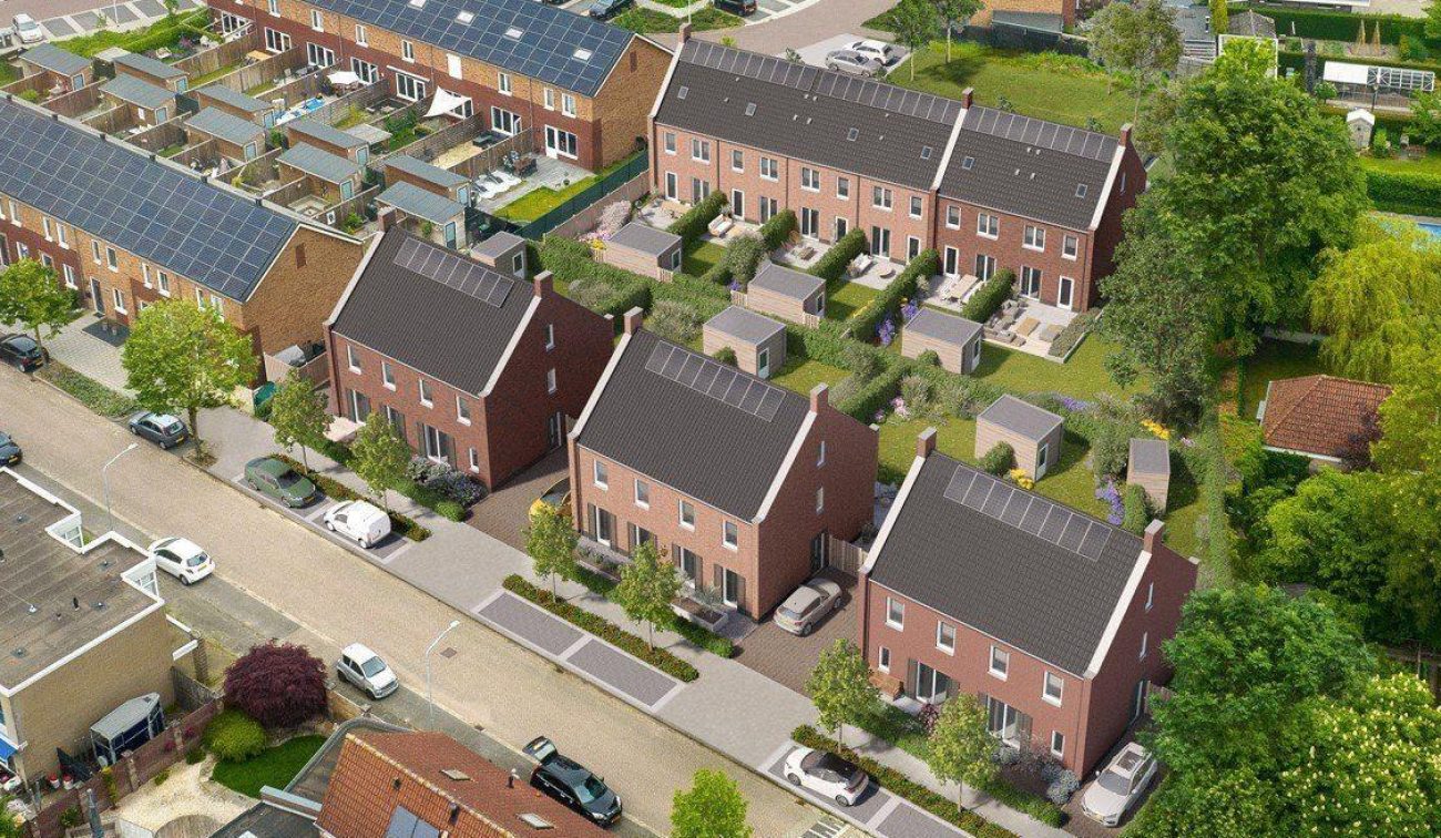 Luchtfoto van een woonwijk in Valkenswaard met in het midden een 3D-impressie van nieuwbouwproject Molensteen: drie bakstenen huizen met donkere zadeldaken en zonnepanelen, tuinen en parkeerplaatsen; op de achtergrond bestaande rijwoningen en veel groen.