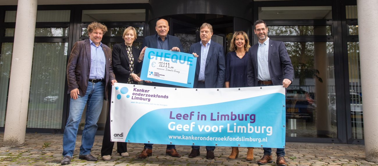 Vijf mensen houden een doek en een cheque vast