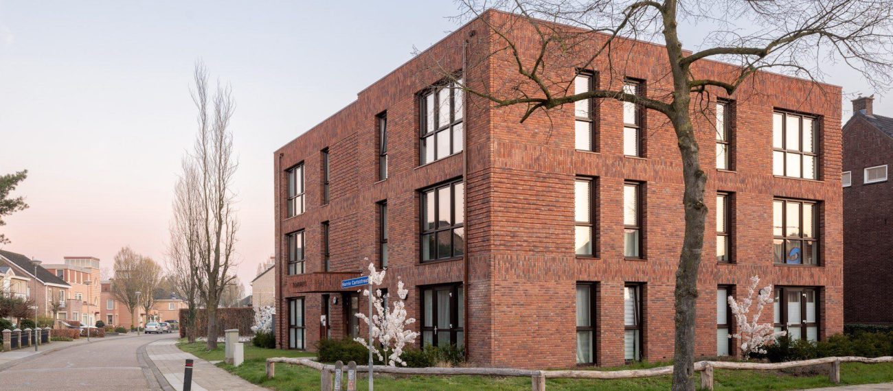 Schuin aanzicht van een zijde van het project Carisplan