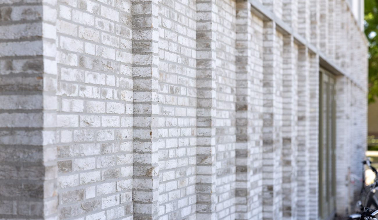 Detail gevel zorgcomplex Horst, ritme van uitstekende baksteenpenanten.