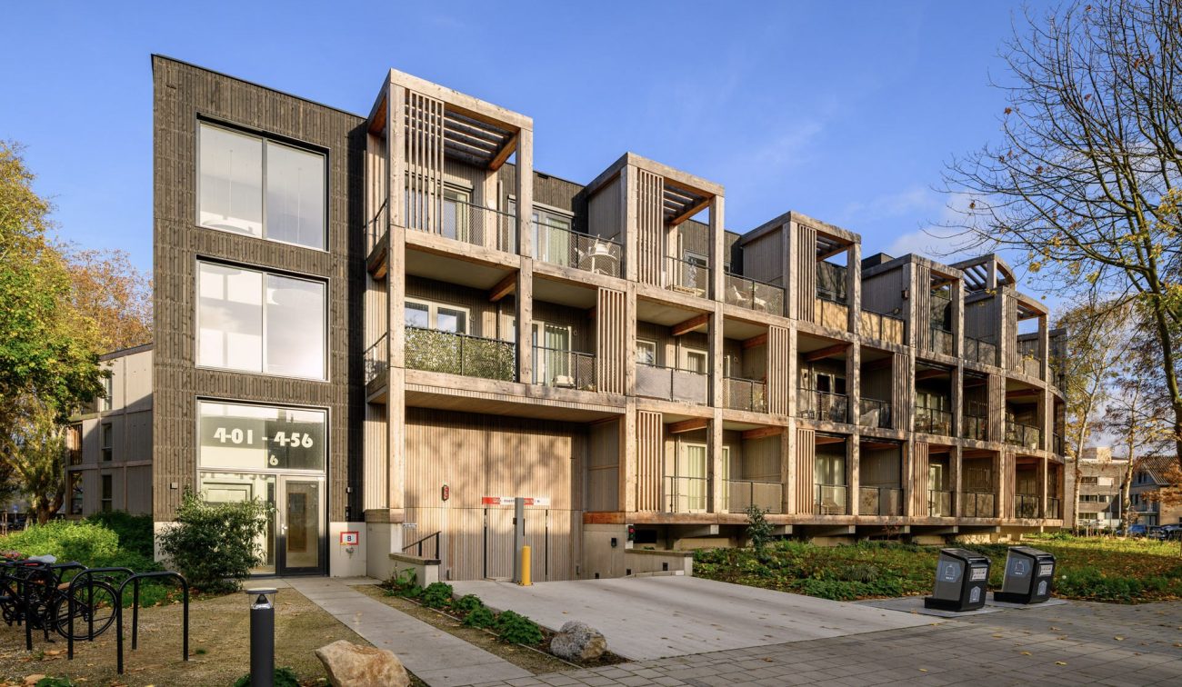 Nieuwbouw ROOT Eindhoven – moderne duurzame woongebouwen met houten gevels, diepe balkons en groene leefomgeving
