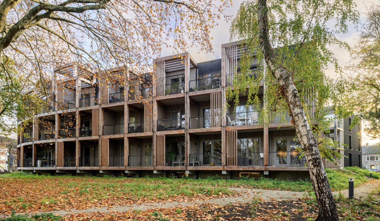 Nieuwbouw ROOT Eindhoven – duurzame houten appartementen met diepe terrassen en groene natuurlijke woonomgeving.