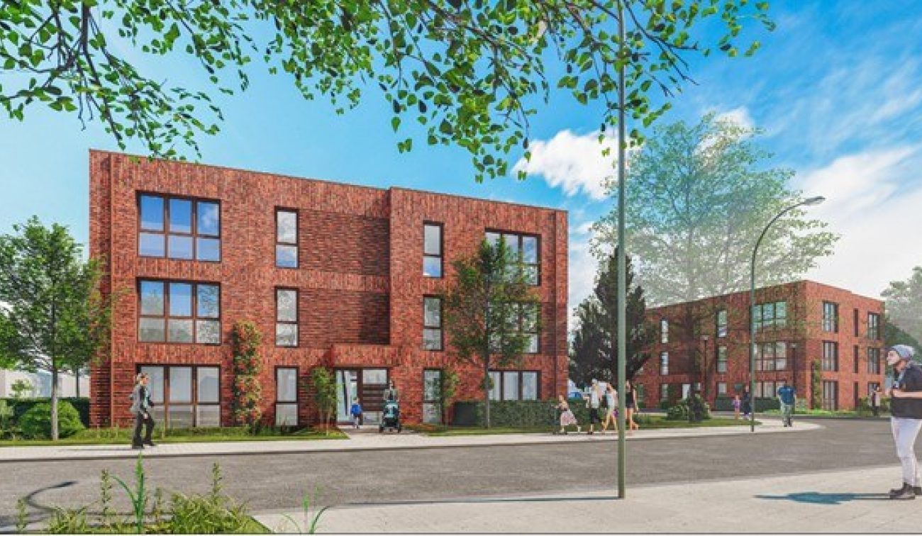 Straatbeeld Carisplan Nederweert: compacte woonblokken met baksteen, ramen, plantsoen en stoep