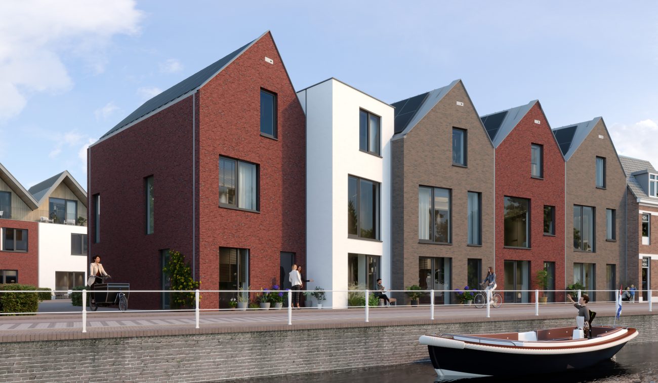 Impressie Stadsgeluk Utrecht – moderne grachtenwoningen met variërende baksteen- en witte gevels, grote ramen en zadeldaken aan de kade, met passerende sloep.