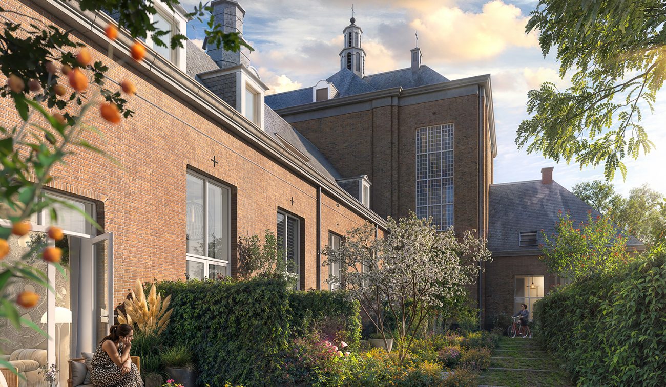 Transformatie Mariakerk Valkenswaard – groene binnentuin met nieuwe woningen tegen de kerkgevel, weelderige beplanting en bloesembomen, bewoner op terras bij avondlicht.