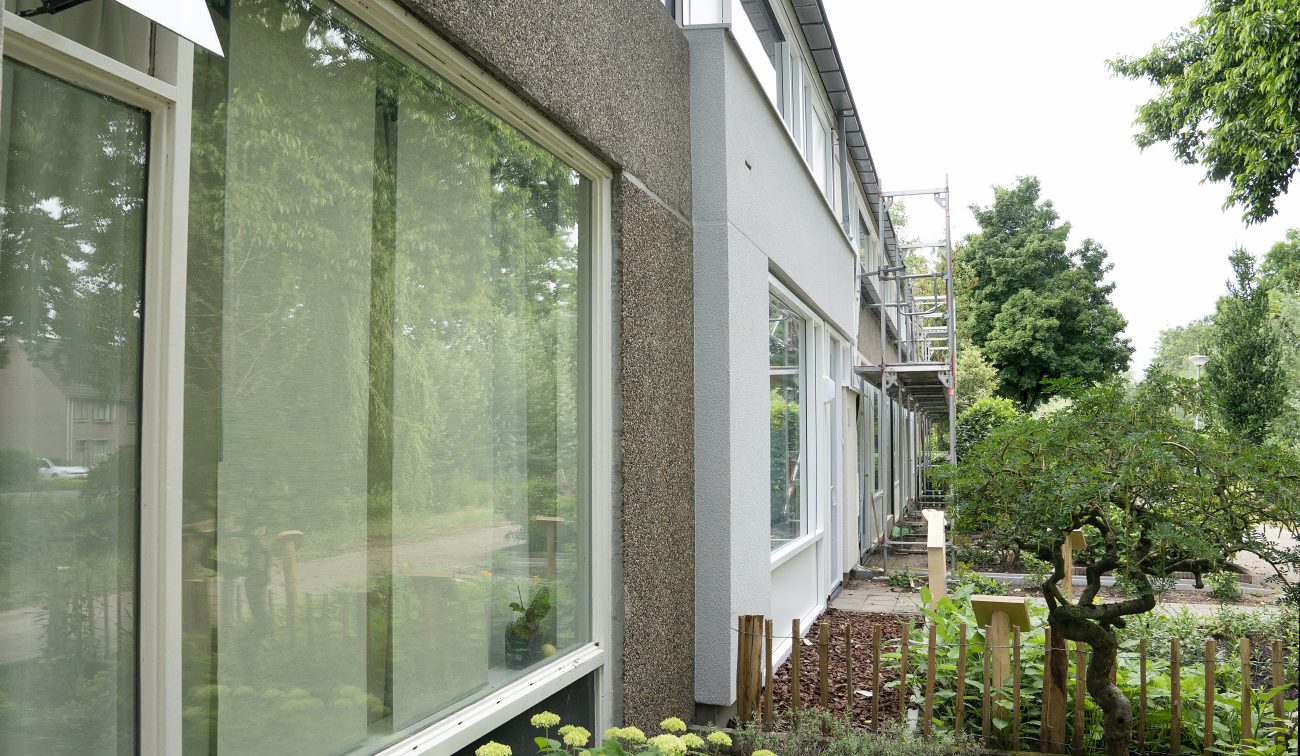 Huizen aan de Herculesstraat in Rosmalen in steigers tijdens de uitvoering van het groot onderhoudsproject.