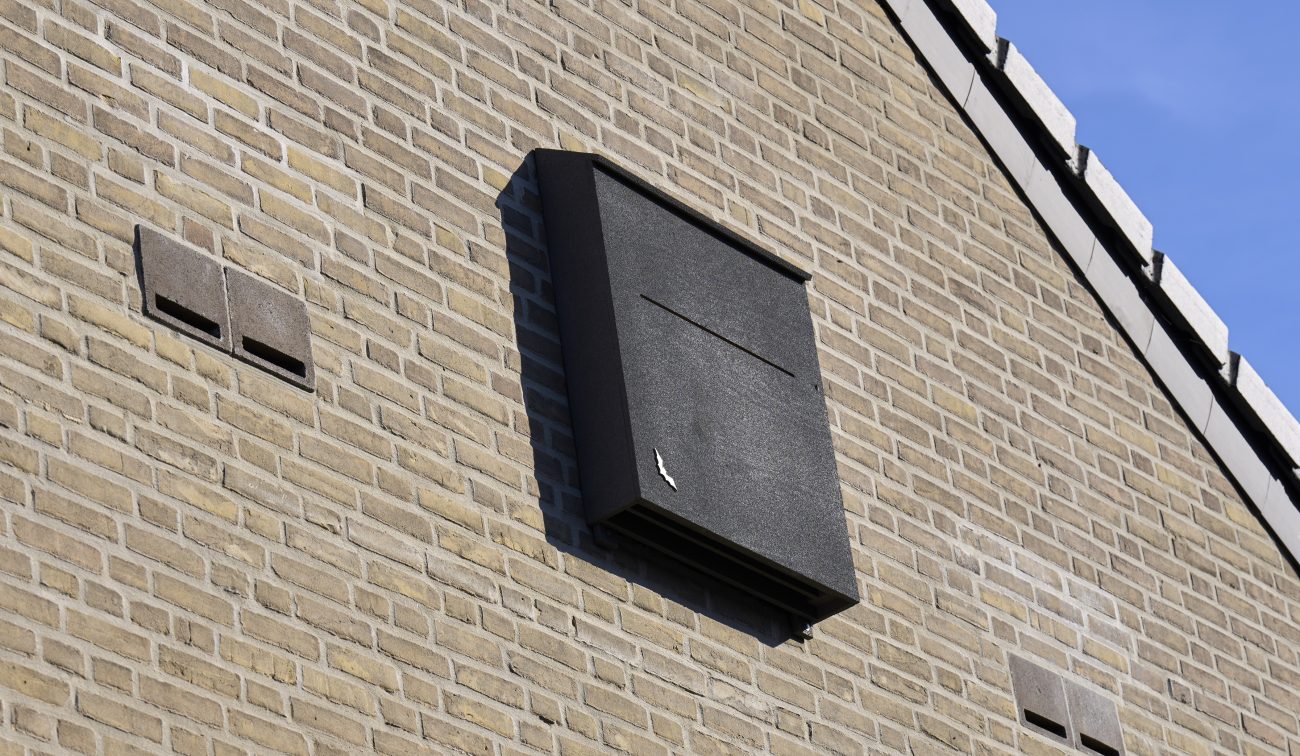 Vleermuiskas gemonteerd bij renovatieproject in de Kruidenbuurt Tilburg ter ondersteuning van biodiversiteit.