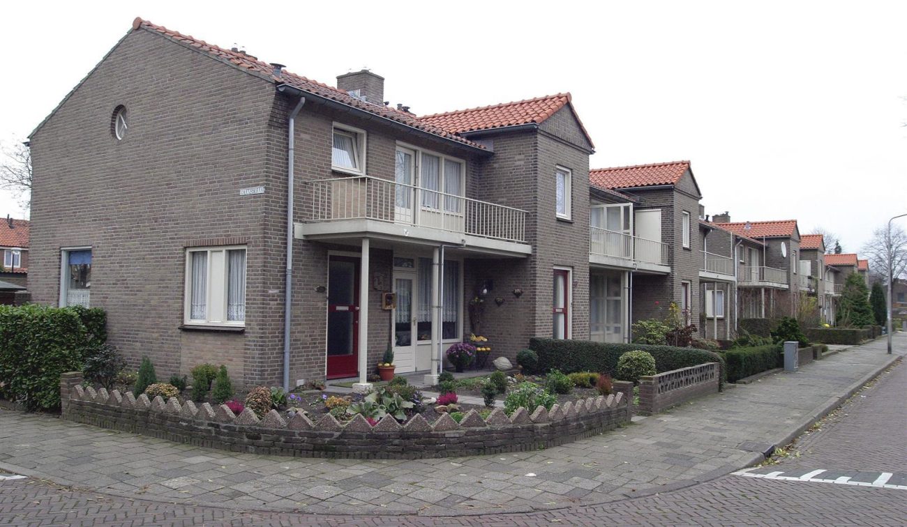 Zijaanzicht van de Rootstraat in Oss tijdens het groot onderhoud aan de woningen.