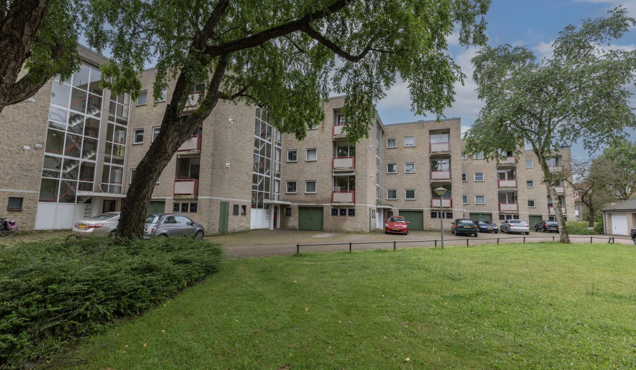 Foto van de optopping van de Grijpmaflats in Eindhoven tijdens het groot onderhoudsproject.