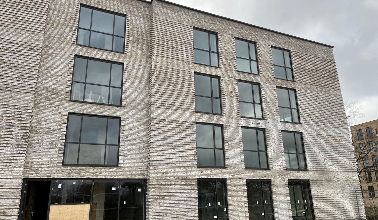 Zijingang van het nieuwbouwproject De Jonkvrouw in Geldrop, onderdeel van het moderne appartementencomplex.