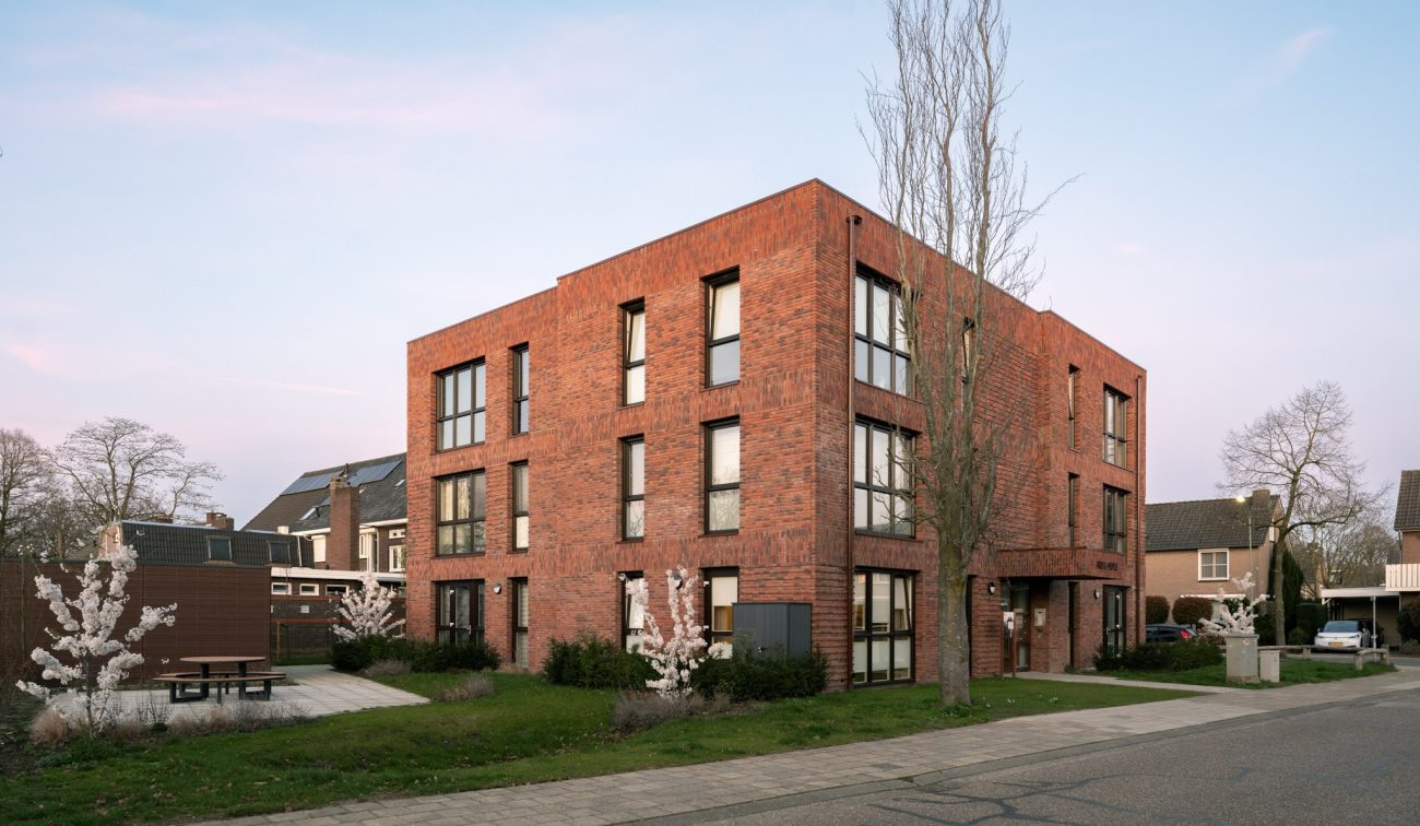 schuin aanzicht van een gebouw van het project Carisplan
