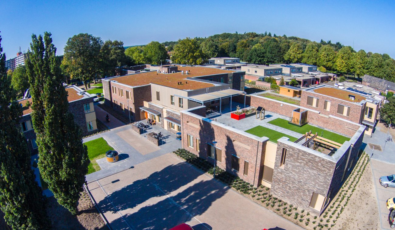 Luchtfoto verpleeghuis Vincentiushof Venray met baksteenblokken en dakterrassen