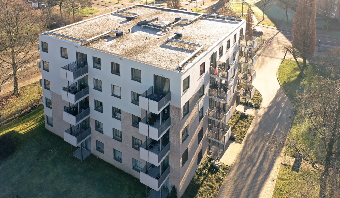 Nieuwbouw Noorderkroon Brunssum – vijflaags appartementengebouw met balkons, platte dakinstallaties en gemengde baksteen/pleistergevel