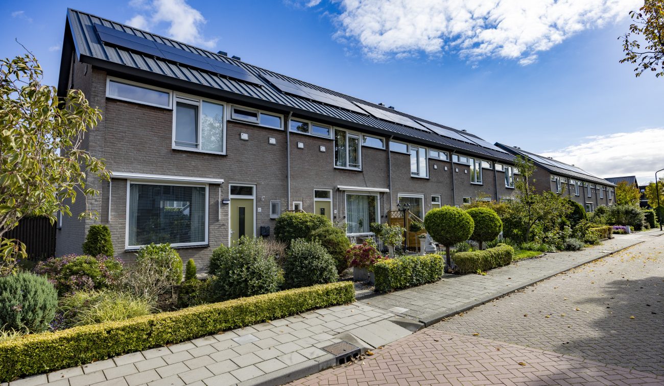 Groot onderhoud Bloemenwijk Almkerk: rijhuizen met zonnepanelen, nette tuinen hagen, rustige straat.