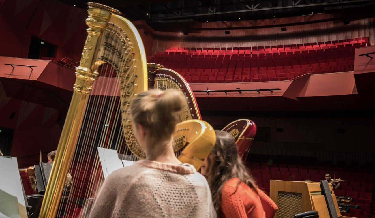 Theater aan het Vrijthof Maastricht: harpisten repeteren op podium, rode zaal na verbouwing