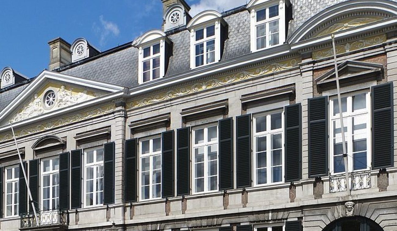 Verbouwing Theater aan het Vrijthof Maastricht: monumentale gevel met luiken, hoge ramen en dakkapellen