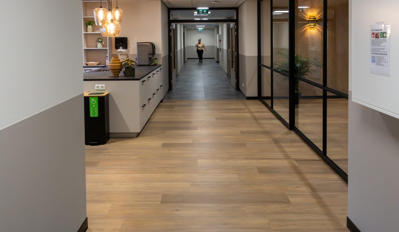 Een moderne lange gang met aan het begin een aanrecht