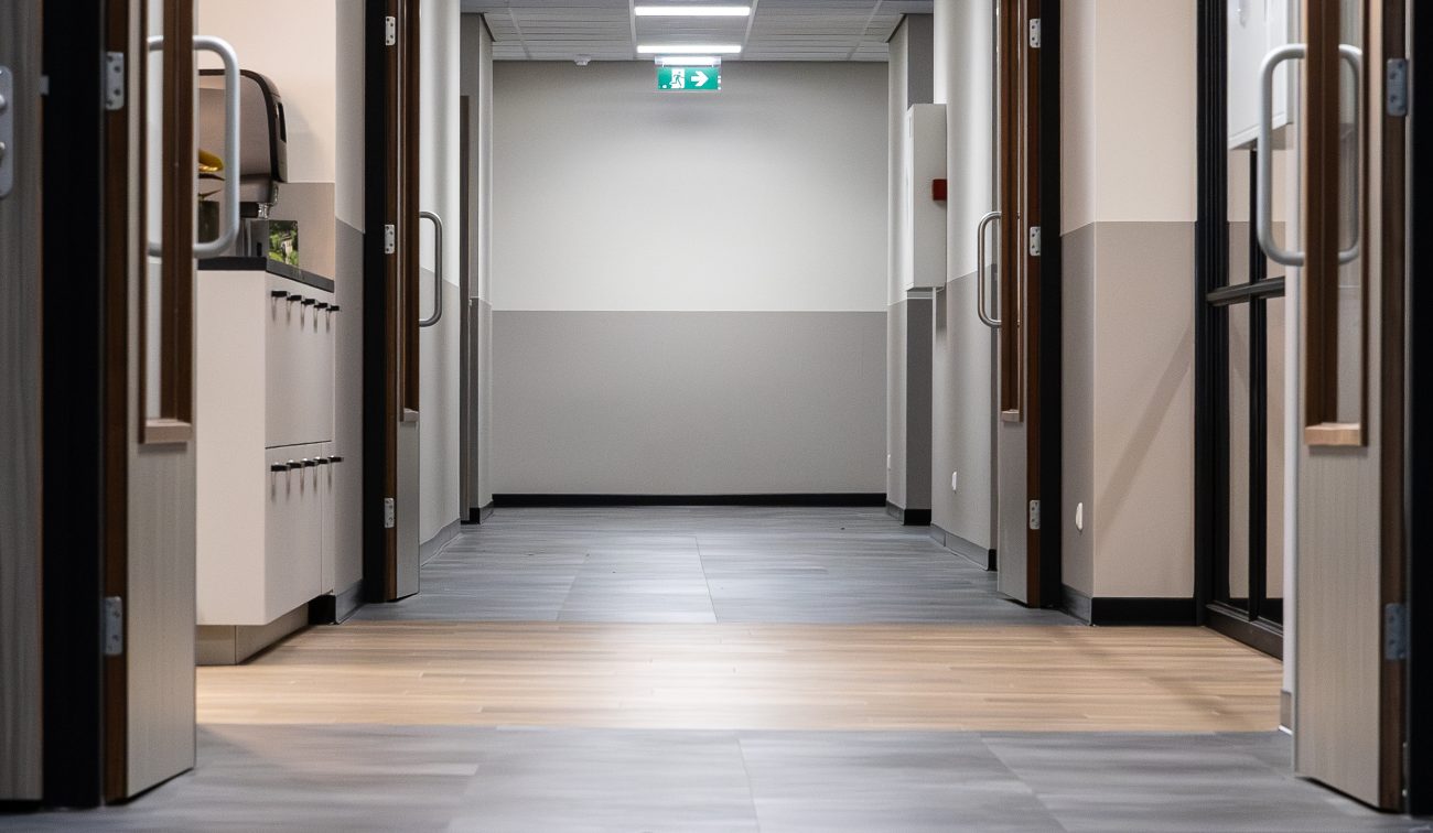 Een gang met allerlei kamers aan beide kanten van de gang