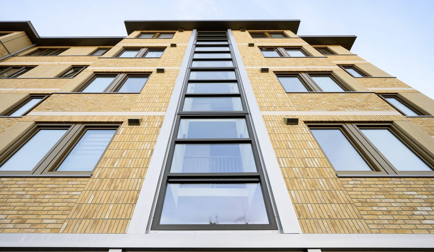 Groot onderhoud Prontoflats Helmond – vernieuwde gevel met moderne glaspui en kunststof kozijnen.