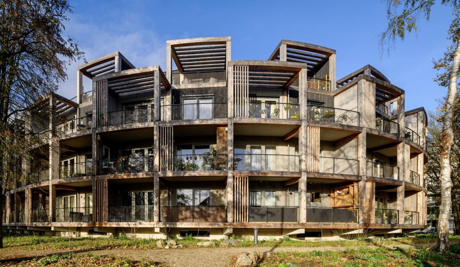 Nieuwbouw ROOT Eindhoven – moderne ronde appartementencomplex met duurzame houten gevel en royale balkons