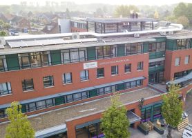 Luchtfoto renovatie zorgcentrum Aan de Bleek Schinveld: rood metselwerk, groene kozijnen, pv-panelen
