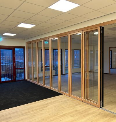 Glazen wand in een leslokaal en de ingang naar de binnenplaats in een schoolgebouw