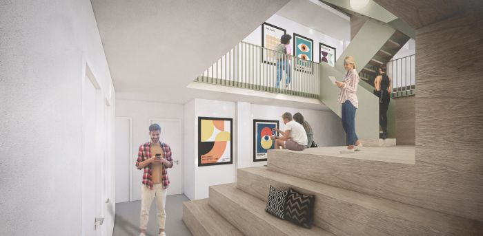 Impressie interieur De Adelbert Maastricht: leerplein met houten tribunetrap, galerij en kunstposters