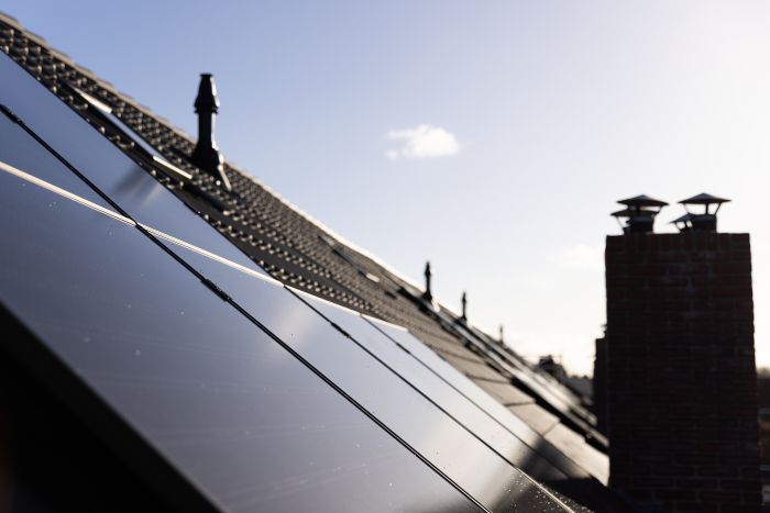 Zonnepanelen geplaatst op de daken van woningen in de wijk Tuinzigt Haagpoort, onderdeel van het groot onderhoudsproject en de verduurzaming.