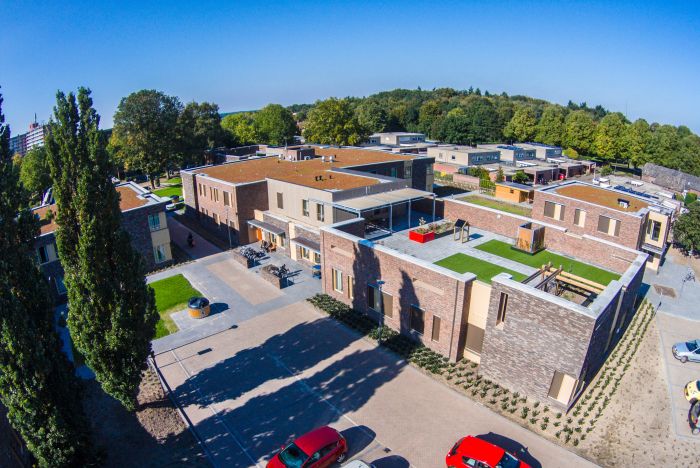 Luchtfoto verpleeghuis Vincentiushof Venray met baksteenblokken en dakterrassen