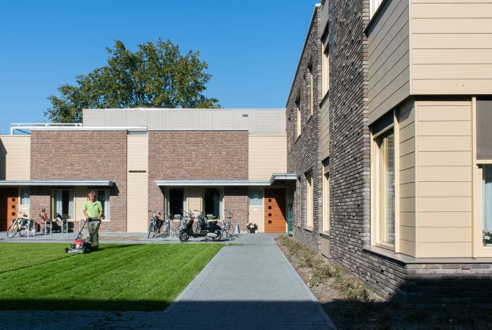 Voorgevel verpleeghuis Vincentiushof Venray met baksteen, gevelbekleding en verzorgde tuin.