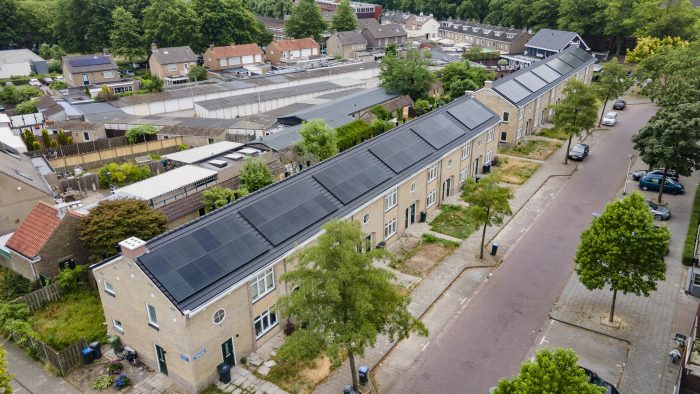Luchtfoto van de Margrietlaan in Helmond waarop de woningen zichtbaar zijn tijdens het groot onderhoudsproject.