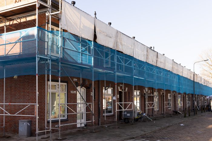 Woningen in Tuinzigt Haagpoort in steigers tijdens de uitvoering van het groot onderhoudsproject.