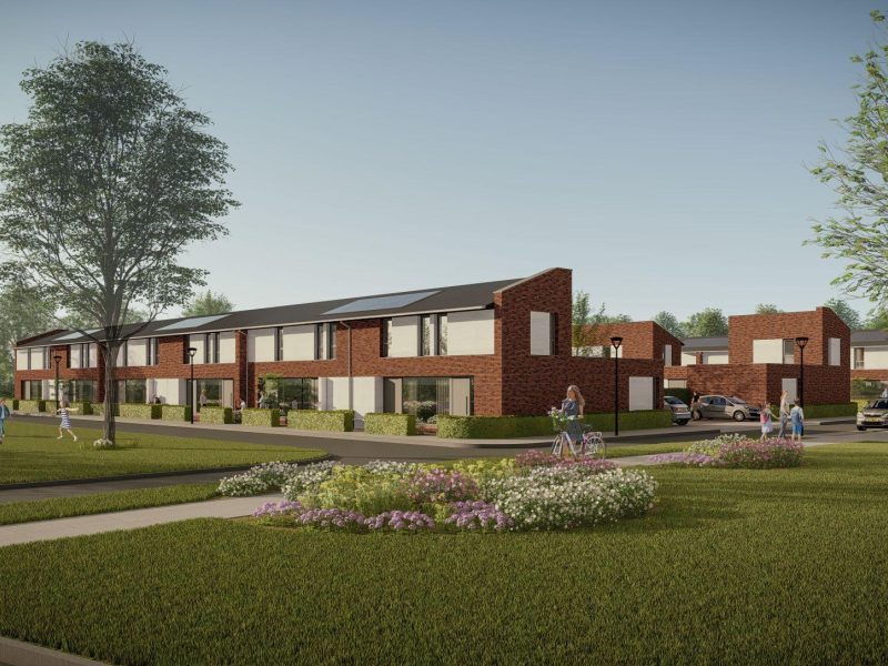 Architectonische impressie van een nieuwbouwwijk met roodbruine bakstenen rijwoningen met witte accenten en zonnepanelen, omzoomd door hagen en bloemperken; voetgangers en spelende kinderen op de paden en enkele auto’s geparkeerd tussen de woningen