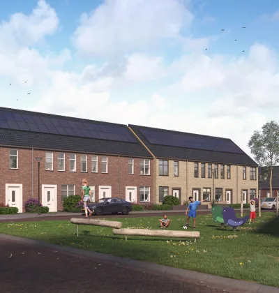 Rijwoningen met bakstenen gevels, zonnepanelen en speelveld voor kinderen